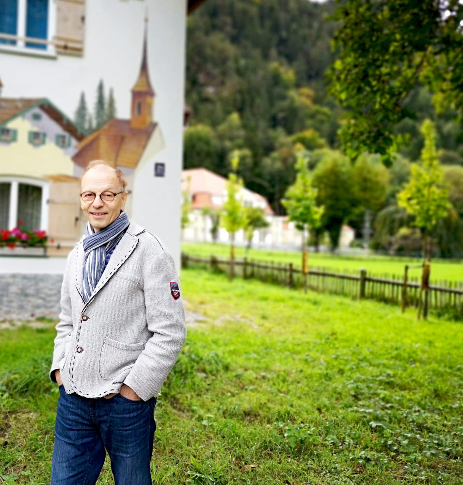 Herr Rapold vor seinem Betrieb in Bad Reichenhall / Deutschland